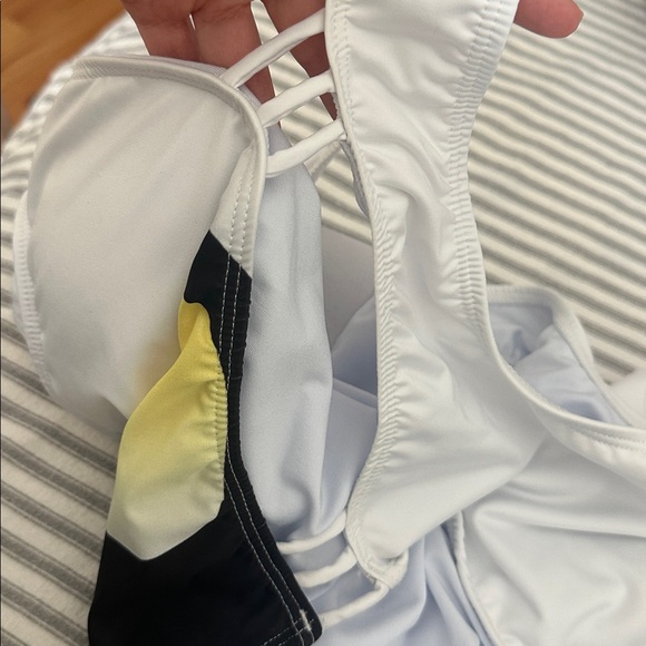 Kenny Flowers White and Black One Piece Swimsuit with Toucan Design sz small - Picture 5 of 5